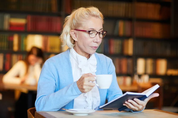 Mulher Envelhecida Com Xícara Chá Café Leitura Curiosa Romance Café — Fotografia de Stock