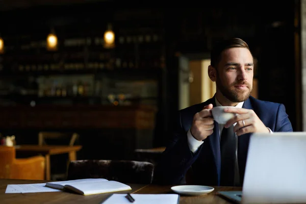 Treść Marzycielski Przystojny Biznesmen Brodą Trzymając Filiżankę Kawy Patrząc Dala — Zdjęcie stockowe