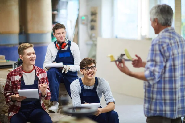 Positivo Eccitato Studenti Falegnameria Tuta Seduta Pila Tavole Ascoltare Falegname — Foto Stock