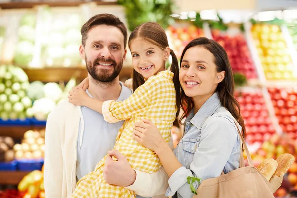 Alegre Amigable Familia Joven Abrazando Pie Tienda Alimentos Orgánicos Mientras — Foto de Stock