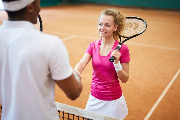 Female Tennis Player Handshaking Her African Playmate Game Court — Stock Photo, Image