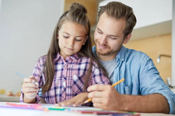 Nettes Mädchen Zeichnet Und Schaut Auf Papierbogen Mit Bild Während — Stockfoto