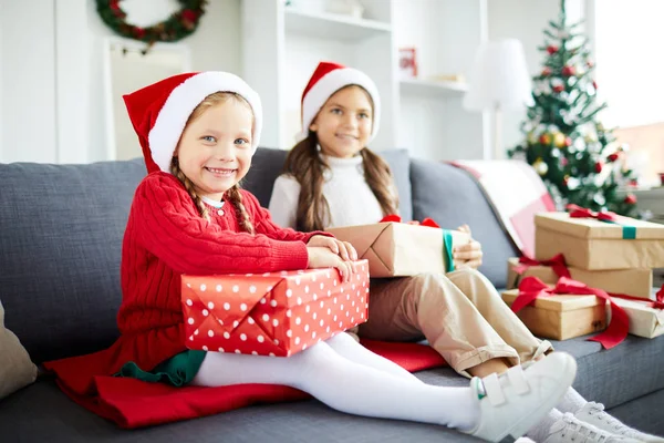 Glada Santa Flickor Tittar Dig När Sitter Soffan Julafton — Stockfoto