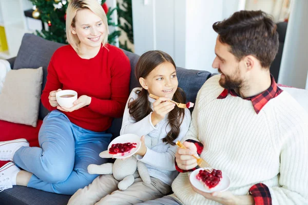 Petite Fille Mignonne Donnant Son Père Morceau Gâteau Framboise Fait — Photo