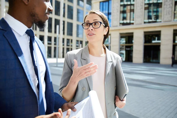 Dos Jóvenes Economistas Interculturales Caminando Entorno Urbano Después Del Trabajo — Foto de Stock