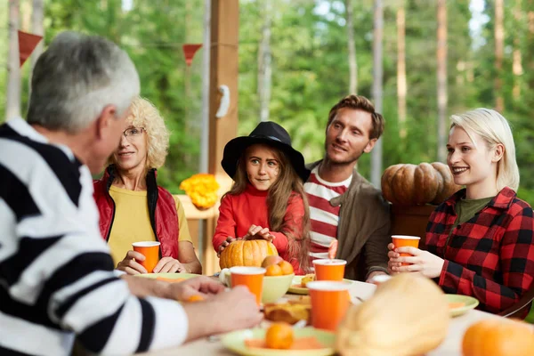 Fünfköpfige Familie Sitzt Halloween Tag Festlichen Tisch Auf Der Terrasse — Stockfoto