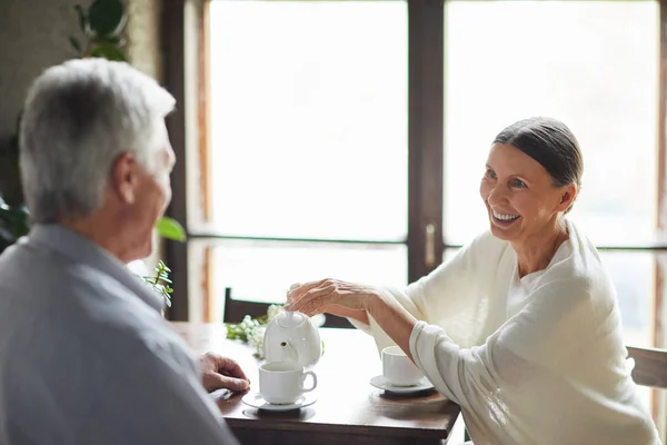 Sorridente Moglie Anziana Fare Marito Mentre Entrambi Seduti Caffè — Foto Stock