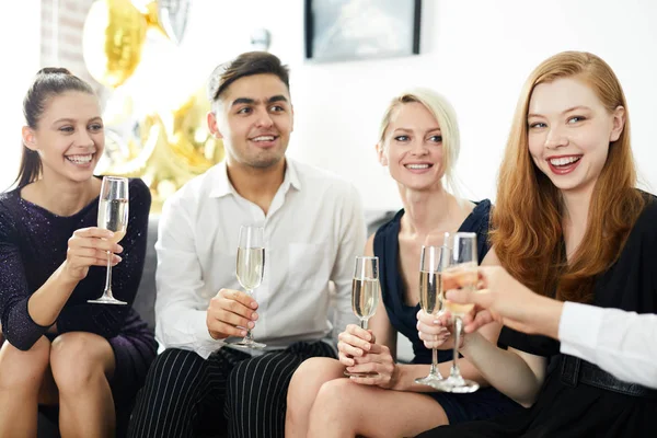 Šťastný Chlapík Tři Hezké Dívky Elegantních Šatech Oslavujících Šampaňské — Stock fotografie