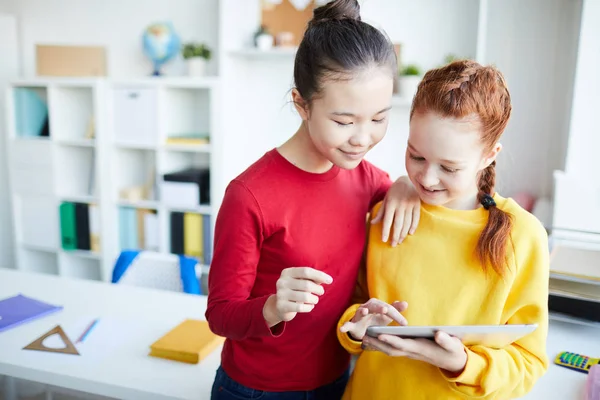 Tablet Ile Çağdaş Kız Öğrenciler Mola Online Bilgi Veya Web — Stok fotoğraf