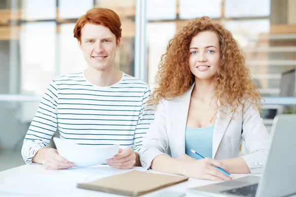 Positiva Trygga Unga Nyheter Programföretag Sitter Vid Bordet Och Tittar — Stockfoto