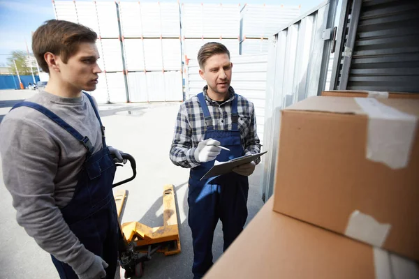 Colegas Ocupadas Sérias Discutindo Carga Preparando Para Descarregar Homens Bonitos — Fotografia de Stock