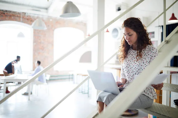 Jonge Zakenvrouw Zit Trap Met Laptop Haar Knieën Zoek Naar — Stockfoto