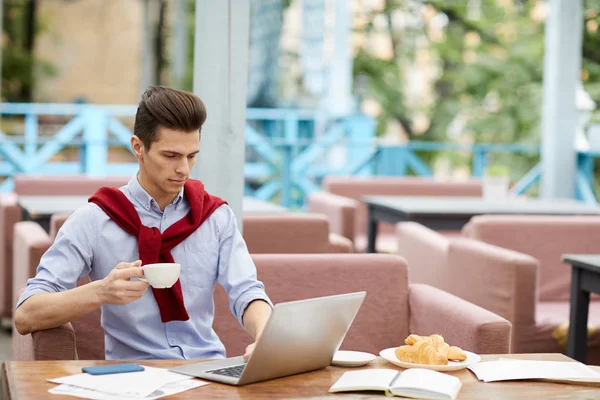 Ung Självsäker Affärsman Sitter Caféet Med Och Broesing Nätet — Stockfoto