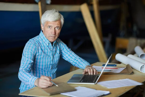 Ernsthafter Reifer Ingenieur Blickt Tisch Sitzend Die Kamera Skizziert Und — Stockfoto