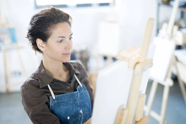 Attractive Young Female Painter Looking Sketch Easel While Standing Front — Stock Photo, Image