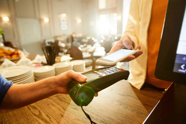 Cliente Café Moderno Segurando Seu Smartphone Sobre Máquina Pagamento Realizada — Fotografia de Stock