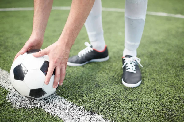 Giocatore Calcio Mettendo Palla Sulla Linea Bianca Dividendo Campo Calcio — Foto Stock