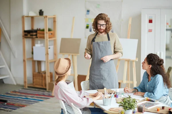 Creative Coach Workwear Explaining One Girls What Modern Painting Involves — Stock Photo, Image