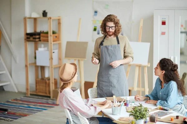 Entrenador Creativo Ropa Trabajo Que Explica Una Las Niñas Que —  Fotos de Stock