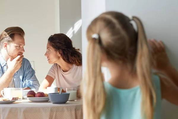 Unga Föräldrar Delar Secreta Till Frukost Medan Deras Lilla Dotter — Stockfoto