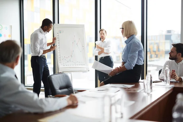 Jonge Afro Amerikaanse Makelaar Kijkt Naar Grafiek Whiteboard Terwijl Het — Stockfoto