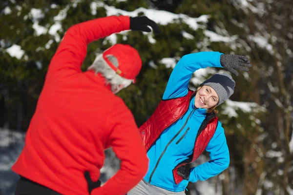 Glad Mogen Kvinna Activewear Stående Framför Hennes Make Medan Båda — Stockfoto