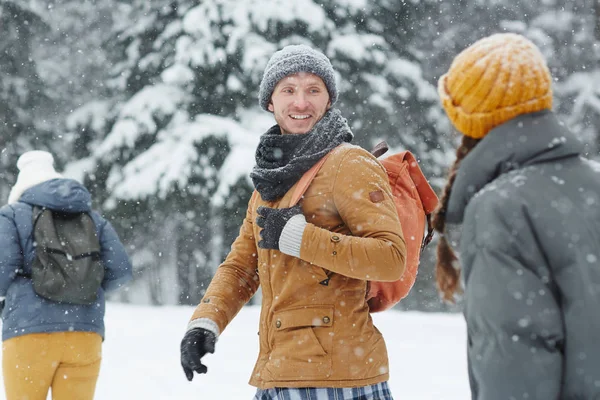 Lächelnder Junger Wanderer Mit Hut Und Schal Der Sich Zurückdreht — Stockfoto