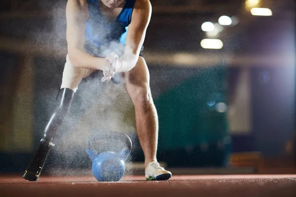 Giovane Atleta Paralimpico Che Applica Talco Sulle Mani Mentre Appoggia — Foto Stock