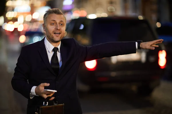 Współczesny Biznesmen Aktówka Smartphone Macha Taksówki Stojąc Drodze — Zdjęcie stockowe