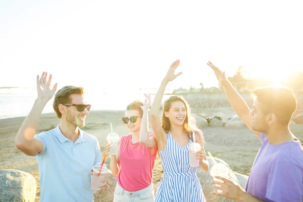 Grupp Lyckliga Tonårs Vänner Med Drinkar Dansa Stranden Soliga Dagen — Stockfoto