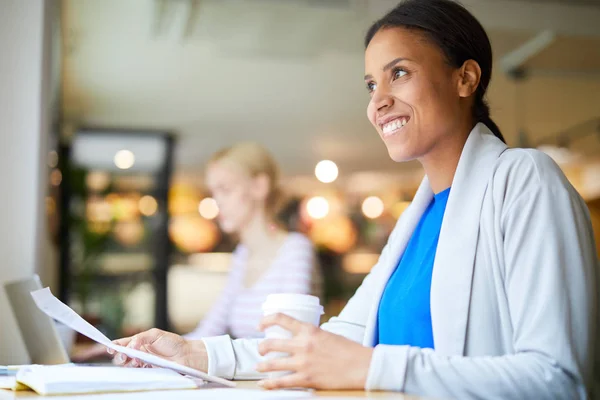 Manager Successo Con Drink Carta Seduto Nel Caffè Organizzare Giornata — Foto Stock