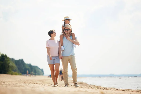 夏休みの間にビーチに沿って散歩を楽しむ現代の幸せな家族の暖かいトーンの肖像画 コピースペース — ストック写真