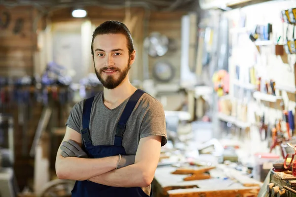 Junger Kreuzarmiger Holzbearbeitungsmeister Blickt Seine Werkstatt Die Kamera — Stockfoto