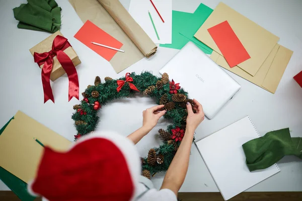 Direct Boven Het Zicht Van Onherkenbaar Vakmanschap Santa Hat Staande — Stockfoto