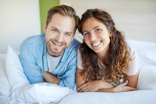 Junges Fröhliches Anhängliches Paar Mit Zahmem Lächeln Das Dich Schlafzimmer — Stockfoto