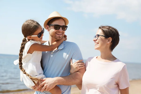 Cintura Retrato Família Moderna Feliz Sorrindo Abraçando Amorosamente Enquanto Caminha — Fotografia de Stock