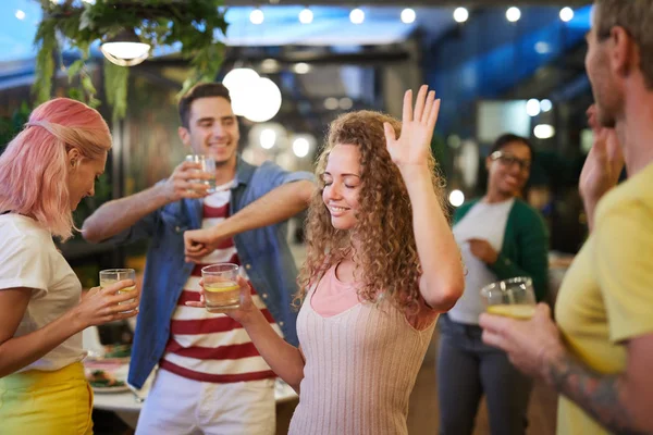 Jeune Femme Excitée Avec Boisson Dansant Parmi Groupe Amis Appréciant — Photo