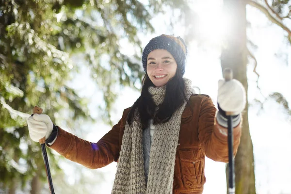 Retrato Jovem Mulher Feliz Esquiando Floresta Inverno Olhando Para Câmera — Fotografia de Stock