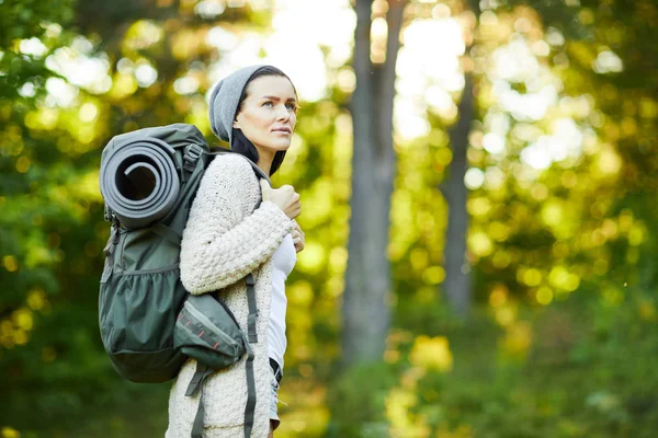 年轻的女背包客在森林里寻找她的营地 — 图库照片