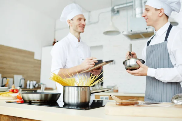 Concentre Espaguete Fervendo Panela Cozinhar Fogão Indução Cozinheiros Jovens Positivos — Fotografia de Stock
