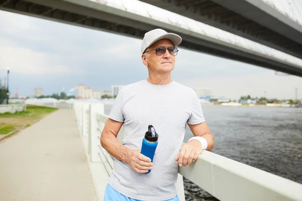 Deportista Envejecido Relajado Gafas Sol Ropa Deportiva Mirando Orilla Del — Foto de Stock