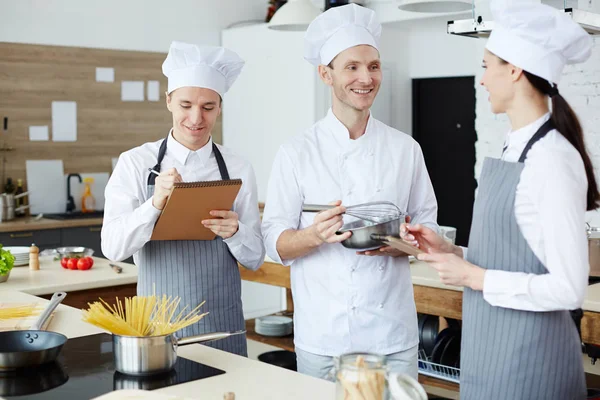Joyeux Beau Chef Avec Chaume Portant Uniforme Blanc Montrant Comment — Photo