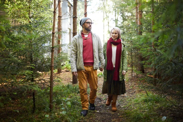 Jonge Stijlvolle Kaukasische Paar Holding Handen Tijdens Het Wandelen Het — Stockfoto