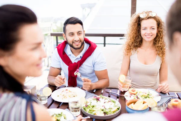 Jovens Pessoas Alegres Sentadas Mesa Servida Desfrutando Almoço Conversa Dia — Fotografia de Stock