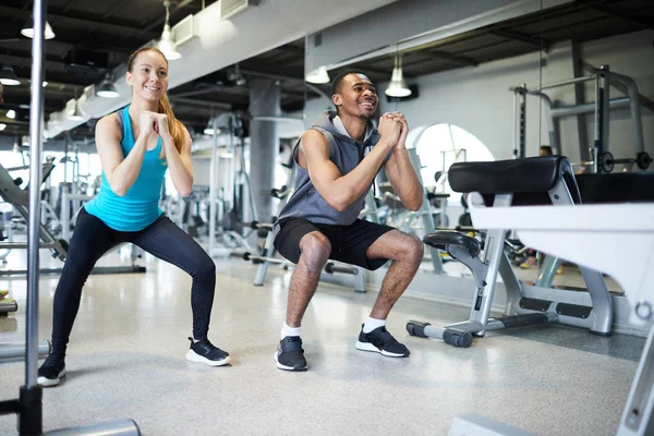 Two Young Intercultural Athletes Activewear Doing Squats While Training Gym — Stock Photo, Image