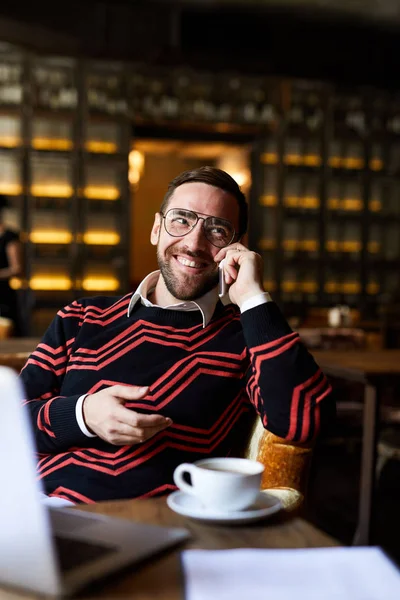 Happy Businessman Casualwear Eyeglasses Talking Smartphone While Relaxing Cafe — Stock Photo, Image