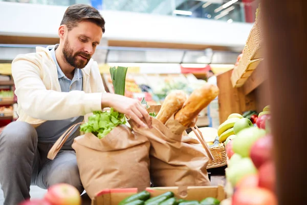 Serieuze Knappe Jonge Bebaarde Man Casual Kleding Verpakking Van Verse — Stockfoto