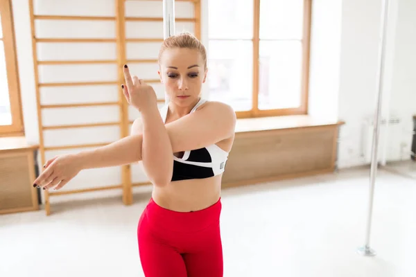 Genç Kadın Poledance Egzersiz Veya Isınma Sırasında Diğer Bir Bükme — Stok fotoğraf