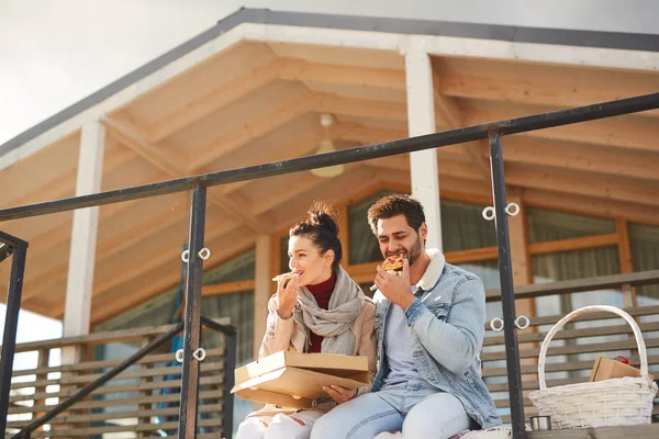 Positivo Giovane Coppia Abbigliamento Casual Seduto Sul Portico Mangiare Pizza — Foto Stock