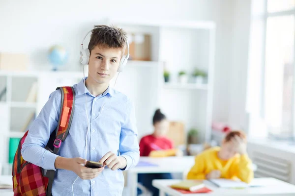 Estudante Contemporâneo Com Mochila Smartphone Fones Ouvido Frente Câmera — Fotografia de Stock